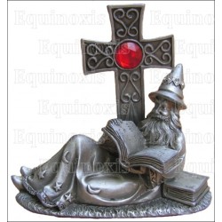 Figurina mago in peltro – Mago allungato che legge al piede di una croce
